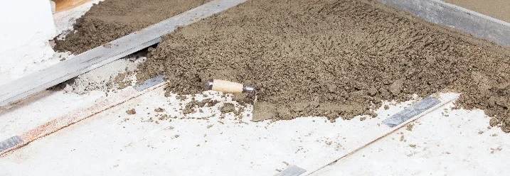 Estrich wird mit einer Kelle geglättet